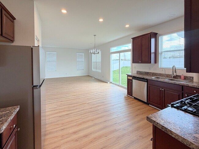 Building Photo - 651 Olive Ln