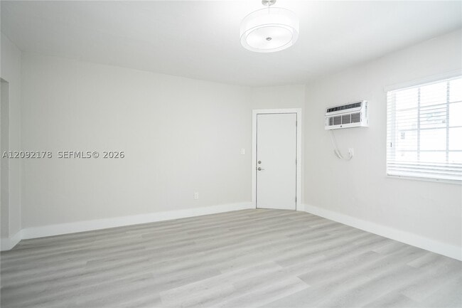 Building Photo - 2418 Flamingo Dr