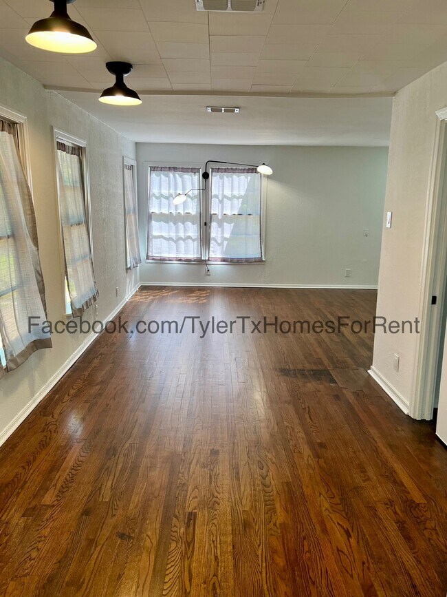 Foto del edificio - 437 Crestway Dr