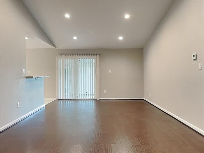 Foto del edificio - 8127 Twin Hills Dr