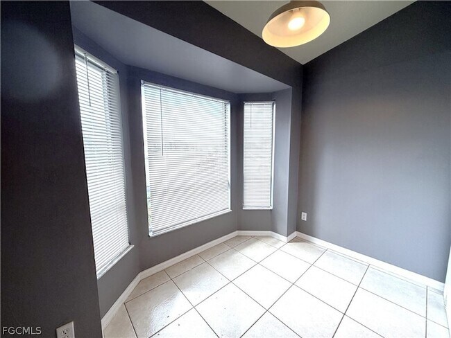 Foto del edificio - 1127 Diplomat Pkwy E