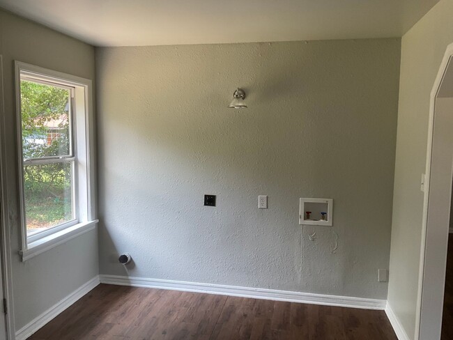 Building Photo - 2 bedroom home on half acre on dead
