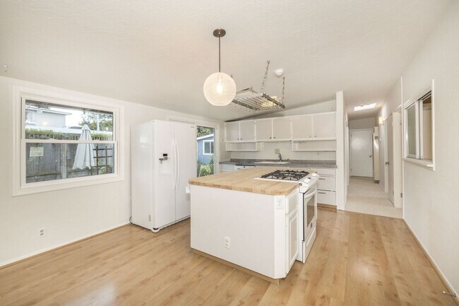 Building Photo - Lovingly Maintained 4 Bed, 2 Bath Home in ...