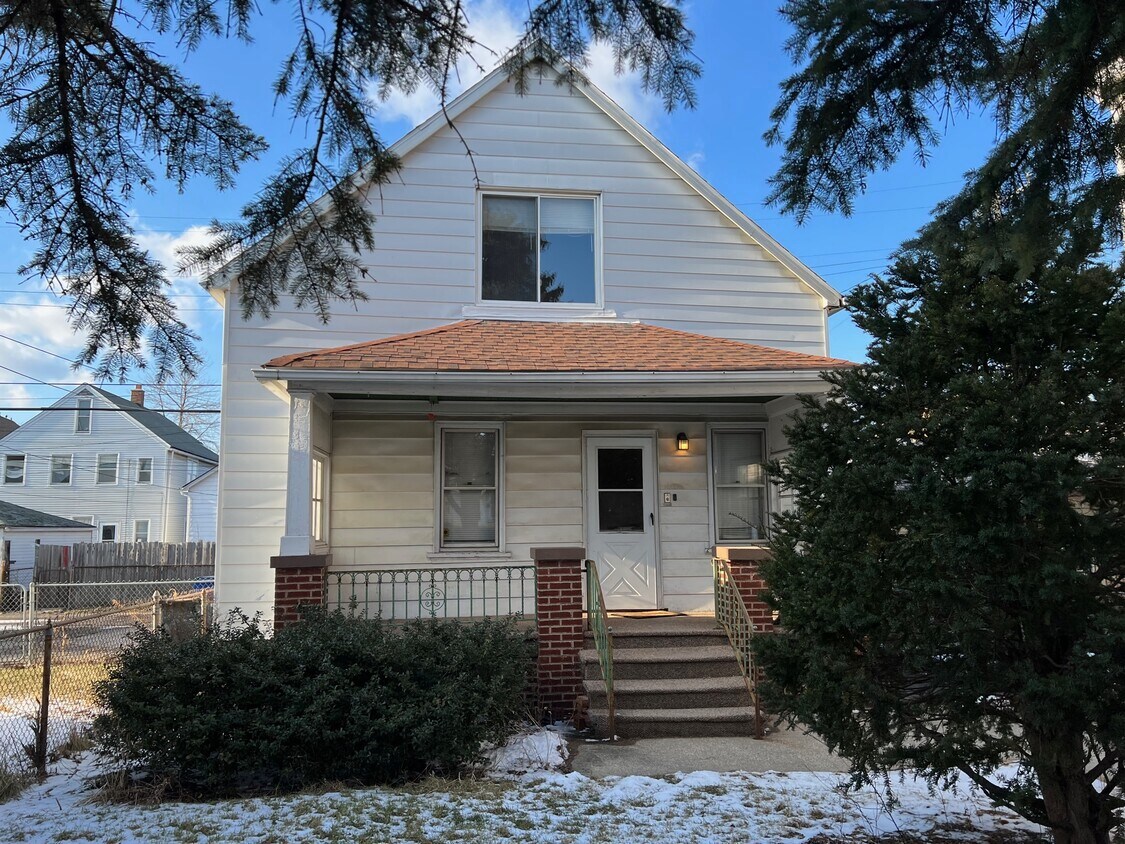 Primary Photo - 2409 Commor Ave