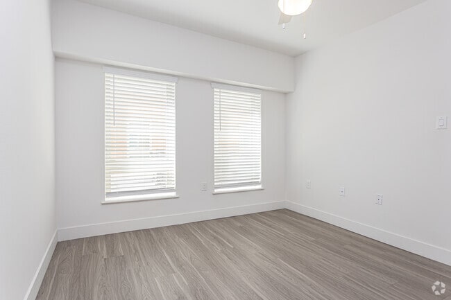 1BR, 1.5BA - 737SF - 1643 Josephine