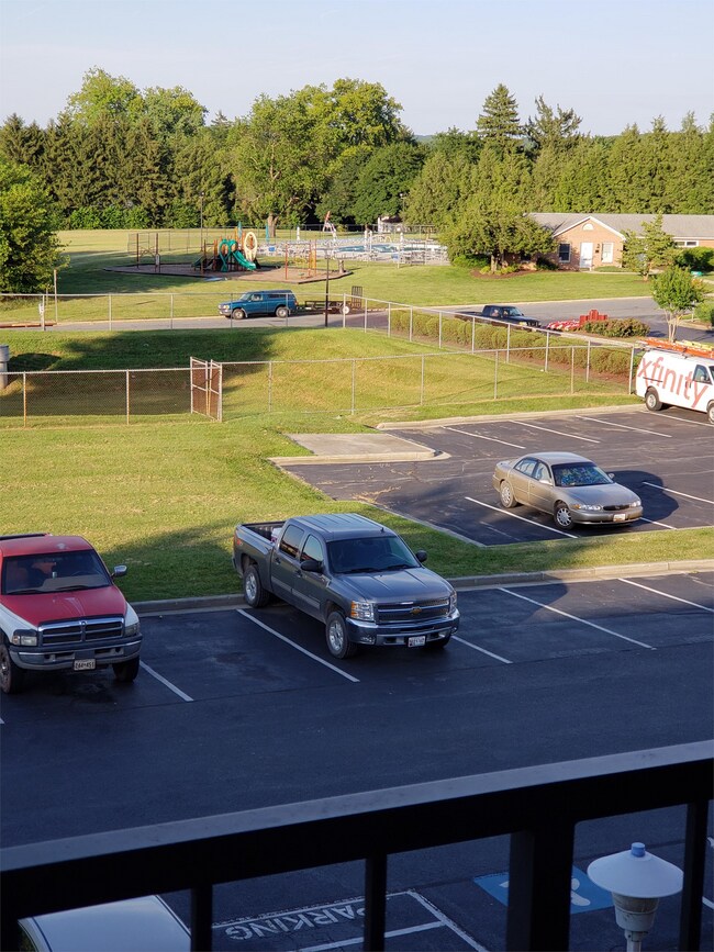 Foto del edificio - 300 Chapel Ct