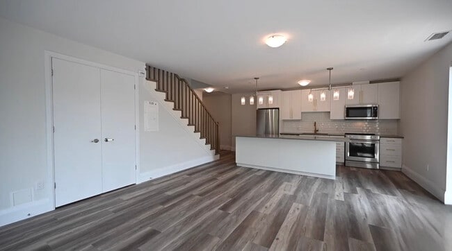 Building Photo - Gorgeous Condo Overlooking Victoria Park