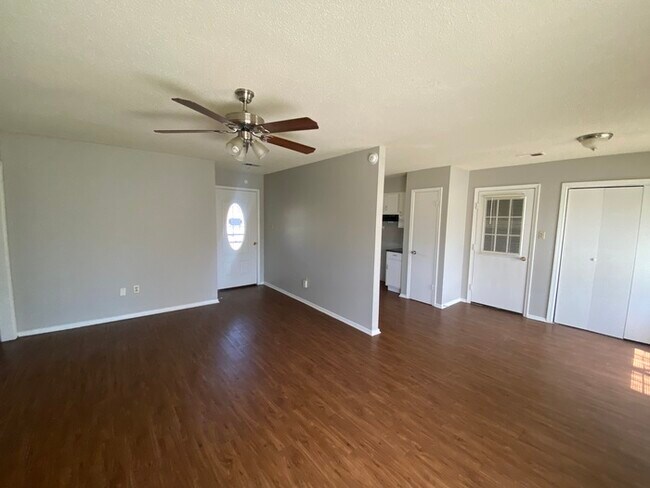 Foto del edificio - 10611 Chateau - Available Now!