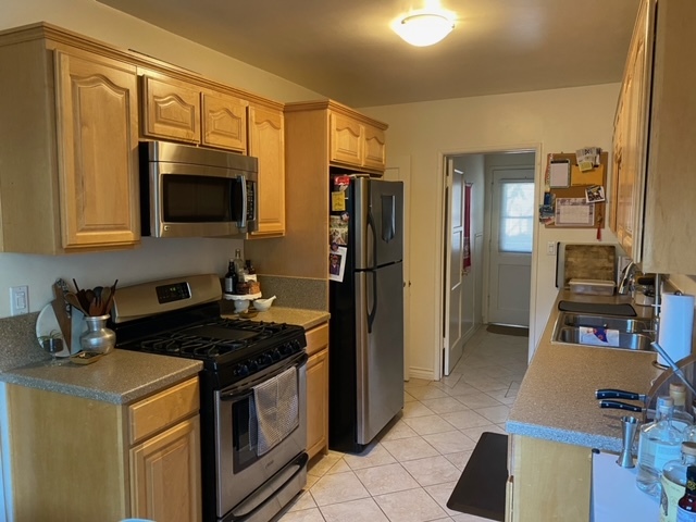 Kitchen - 4049 La Salle Ave