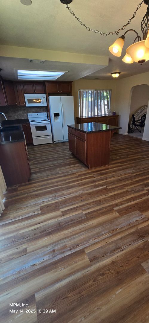 Foto del edificio - 4 Bedroom 2 bath home with 2 car garage, y...
