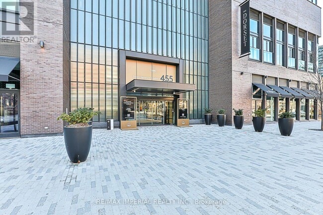 Building Photo - 455 Wellington St W