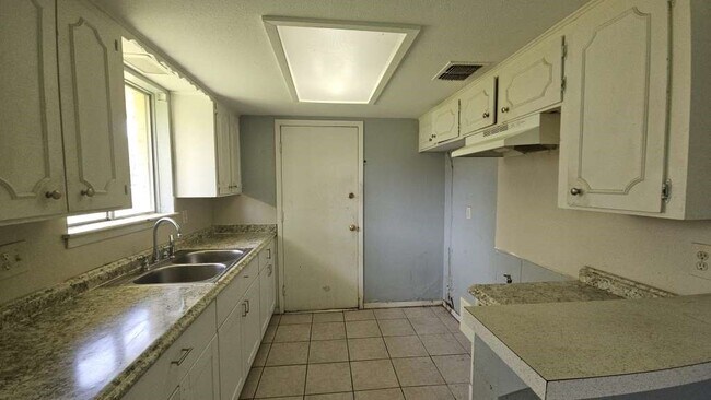 Building Photo - 7623 Kellwood Dr
