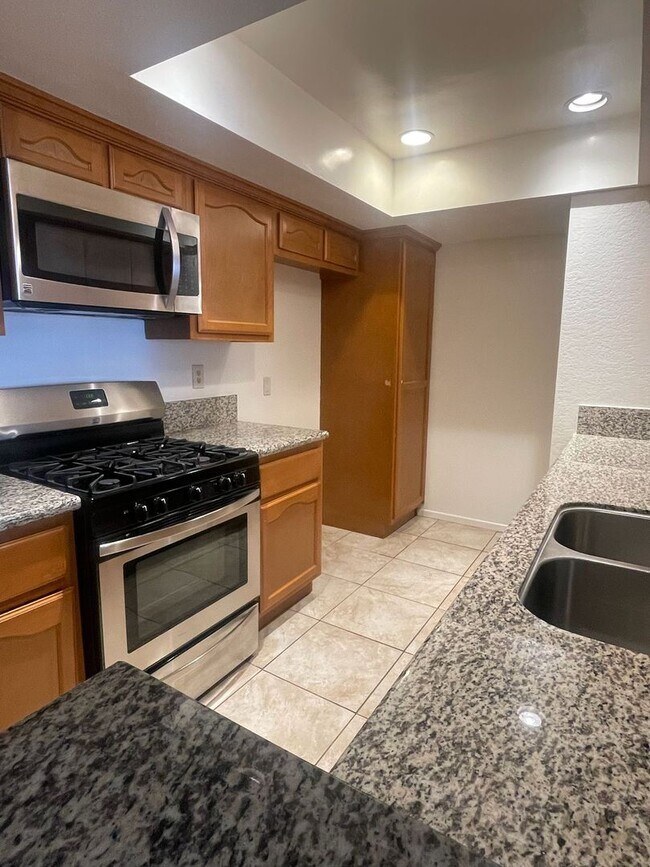Foto del edificio - Updated 2 Bedroom/ 2 Bath Condo In The Hea...