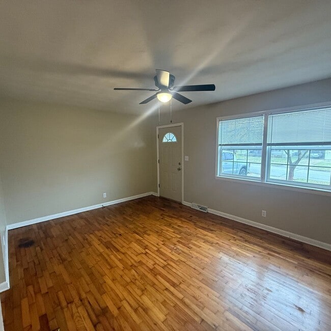 Foto del edificio - 2 Bedroom 1 bath bungalow available now!