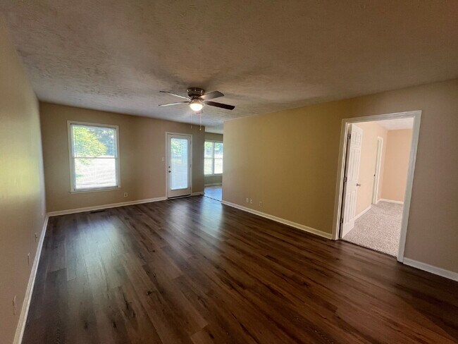 Foto del edificio - 3413 Clearwater Dr