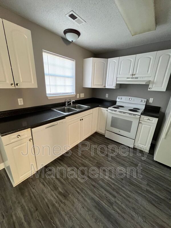 Building Photo - 708 Bringle Ferry Rd