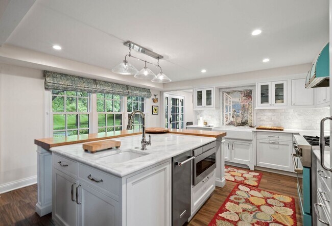 Building Photo - Williams Bay Lakefront Living Furnished Ho...