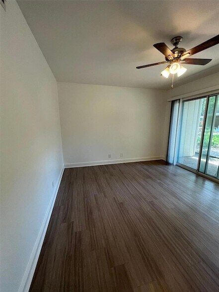 Foto del edificio - 500 E Riverside Dr