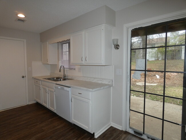 Foto del edificio - Updated Duplex in Park Hill School District!