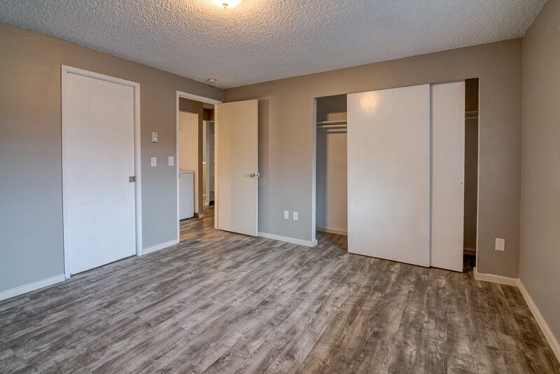 Foto principal - 732 4th Ave NE