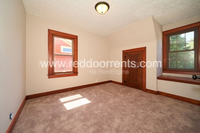 Building Photo - 412 N Merrill St