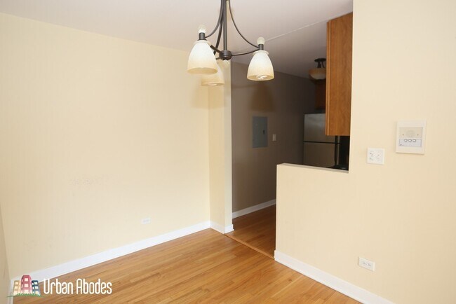 Building Photo - 637 W Wrightwood Ave