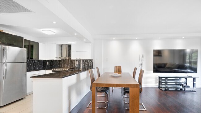 Building Photo - 1360 Saint-Jacques