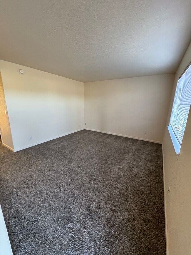 Building Photo - 1057 Lookingglass Rd
