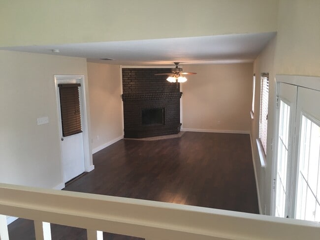 Building Photo - Newly remodeled 3 bed 2 bath