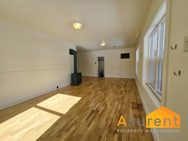 Building Photo - Charming 2-bedroom 1-bathroom home with a bonus room
