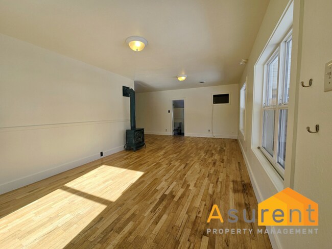 Foto del edificio - Charming 2-bedroom 1-bathroom home with a bonus room