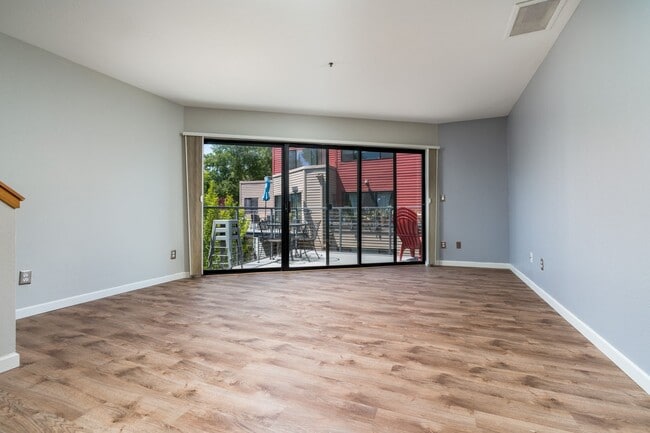 Building Photo - Condo: $1695 Rent - 1 bed/1 bath