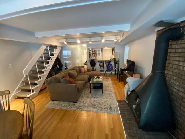 Building Photo - 347 W Dickens Ave
