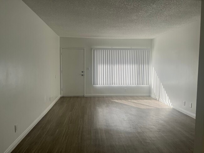 Foto del edificio - 1443 W 81st St