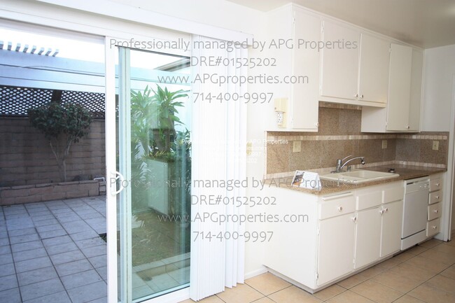 Foto del edificio - 3 Bedroom 1.5 Bathroom Townhome with a 2 c...