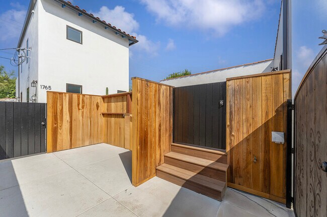 Foto del edificio - 1765 S Crescent Heights Blvd