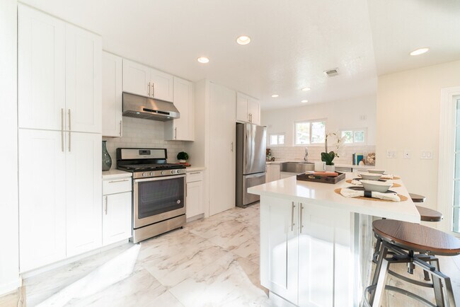 Building Photo - 397 La Perle Lane Unit "B"