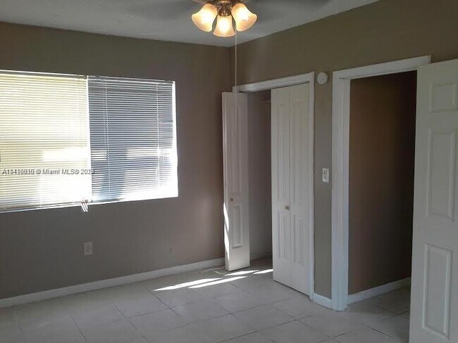 Building Photo - 1633 N Treasure Dr