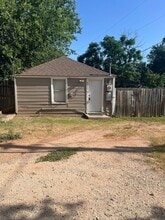 Building Photo - 257 1/2 College Dr