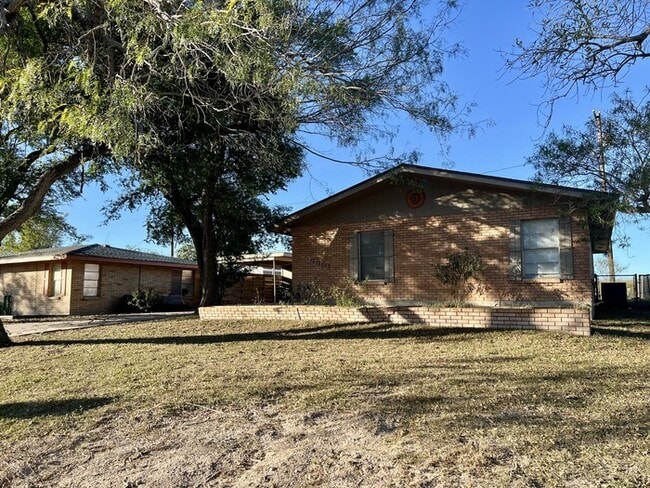 Building Photo - 2301 N Parkwood Dr