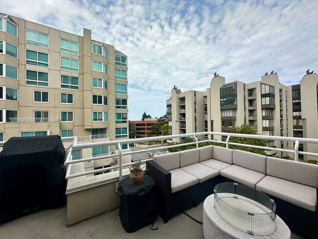 Building Photo - Luxury Corner 1BR/1BA Condo with Deck in t...