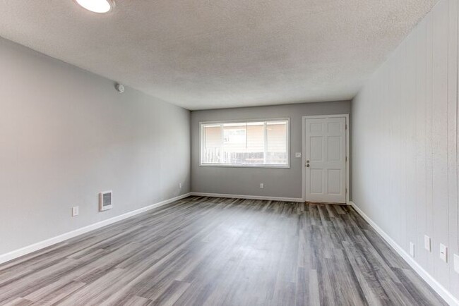 Building Photo - SUPER 2bed/1Bath Ground Level unit, Near B...