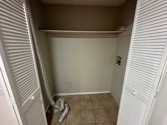 Foto del edificio - 3 Bedroom, 2.5 Bathroom Triplex Near UCF!