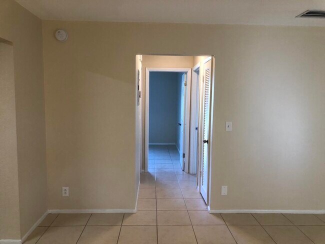 Building Photo - 4931 Wedgewood Way