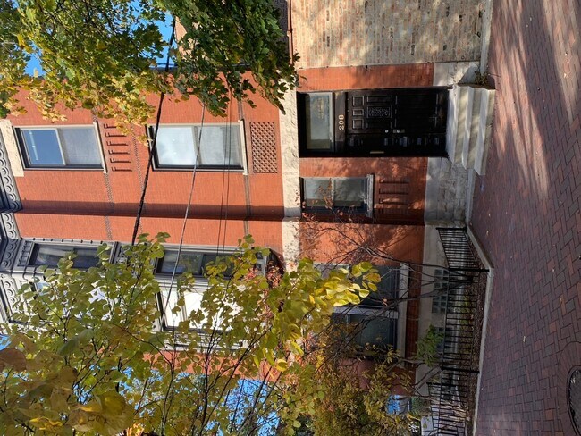 Building Photo - 208 W Willow St