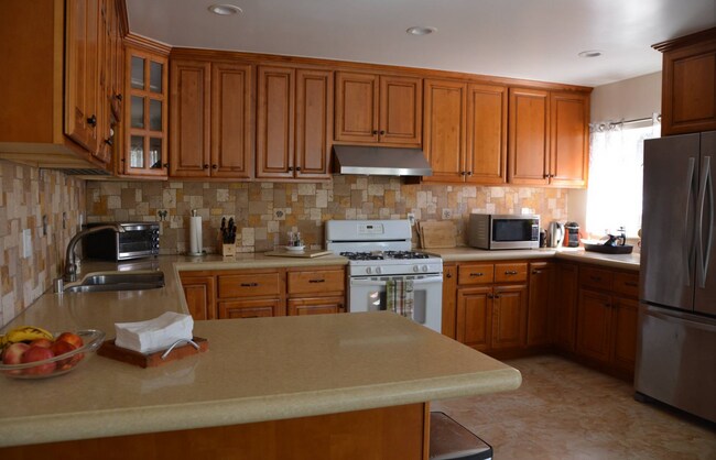 Foto del edificio - $500 Move-In Special! | Bright 3-Bed+2bath Home in a Great Woodland Hills Neighborhood