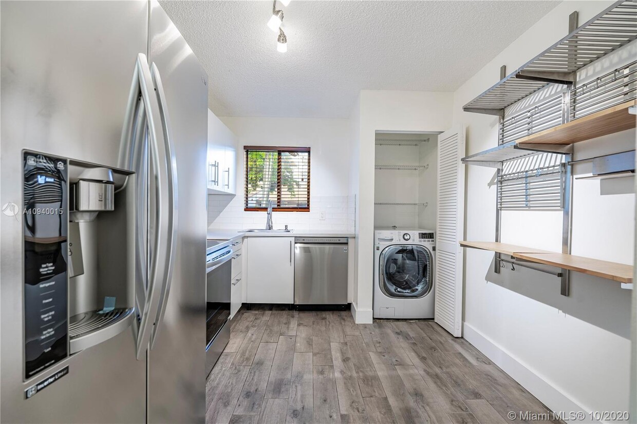 Foto principal - 9810 NW 37th St