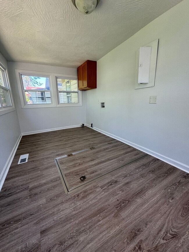 Building Photo - Large 2 bedroom 2 full bath with detached ...