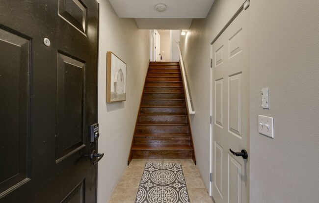Building Photo - Beautiful Sellwood Home with 2 Primary En-...