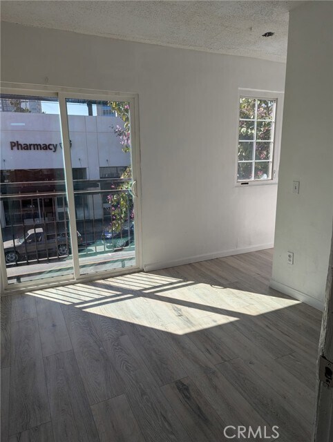 Foto del edificio - 643 E Broadway